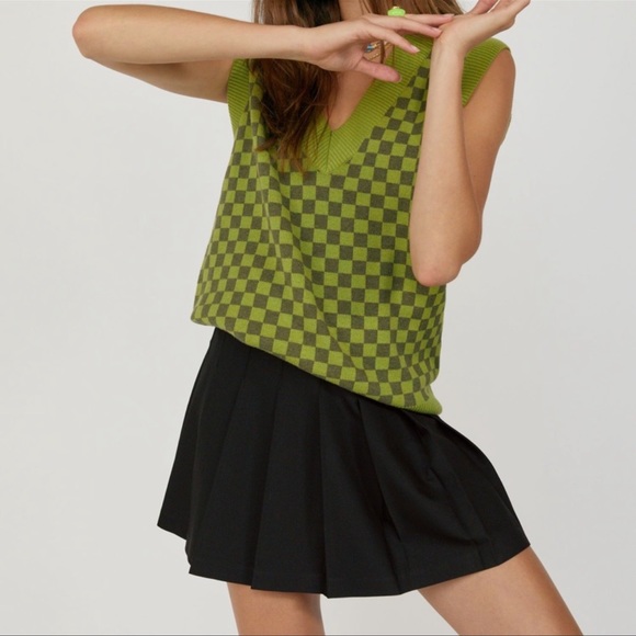 ✨Host Pick✨NWOT Aritzia Sunday Best Olive Mini 15" Skirt in Black - Picture 2 of 10